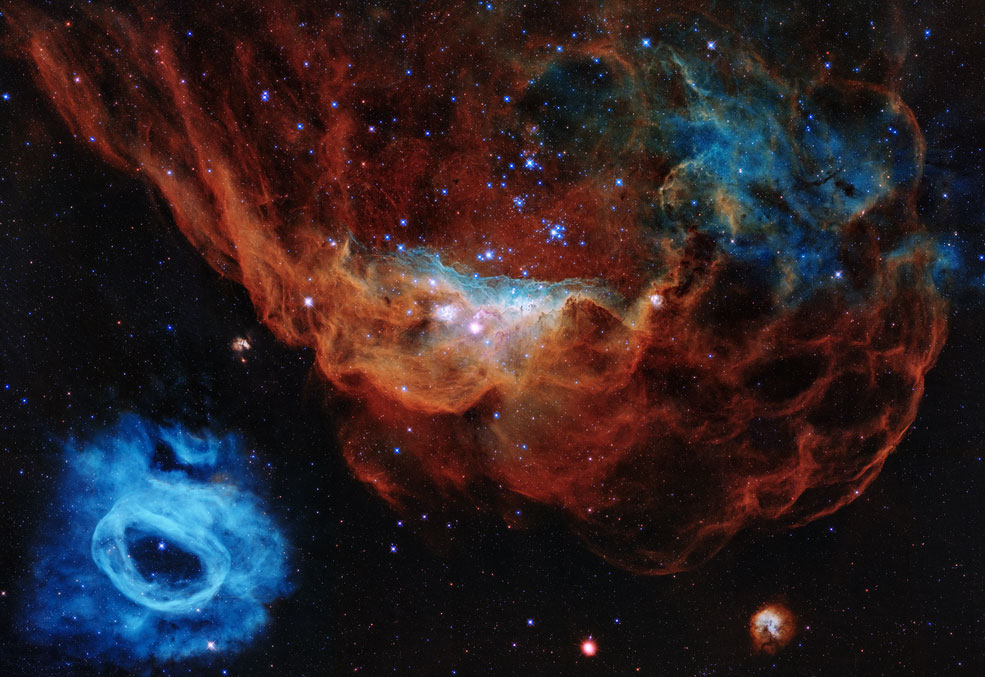 大マゼラン雲の、巨大な赤い星雲と小さな青い星雲
